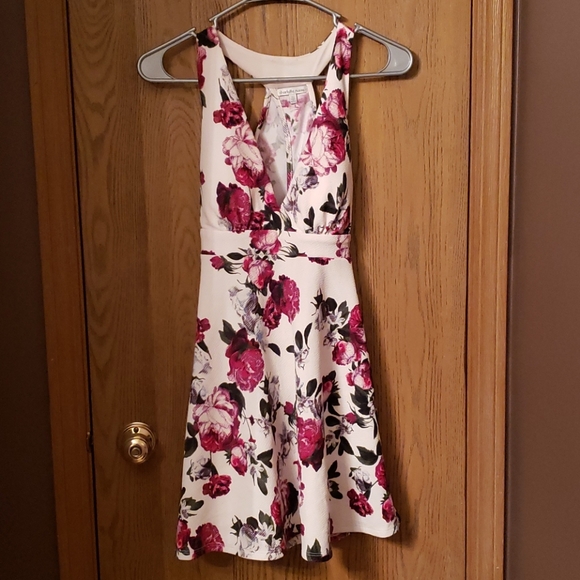 Low vneck floral dress - Picture 1 of 5
